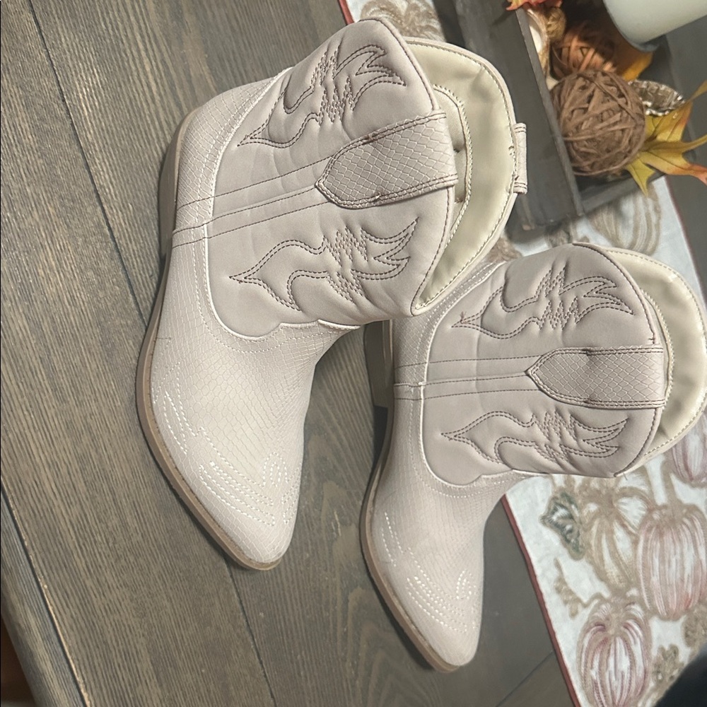 Stylish Beige Cowboy Boots